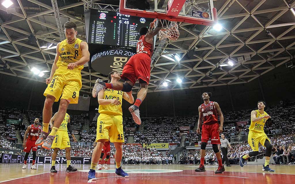 Kapitän Taylor (M) beim Dunking gegen Albas Radosavljevic (2.v.l.)