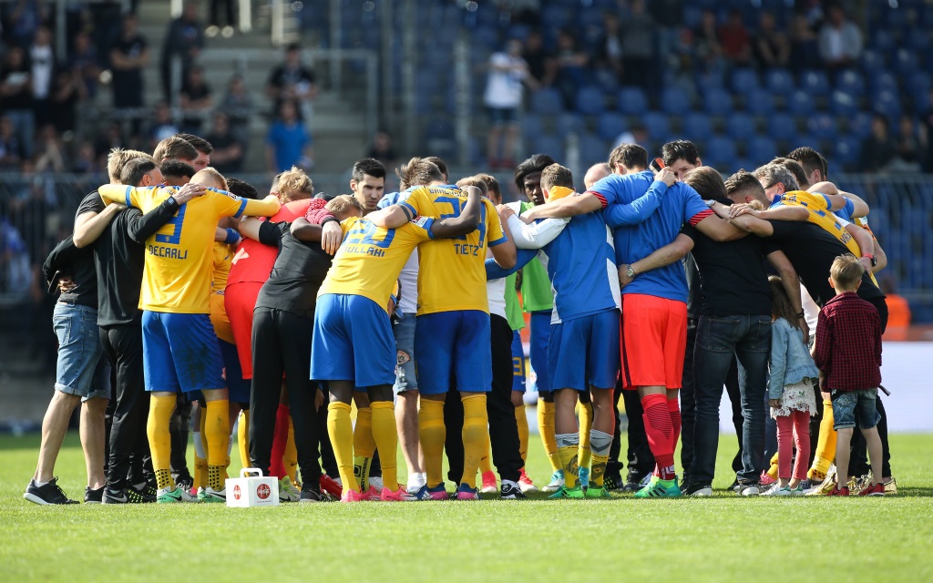 Spieler von Eintracht Braunschweig nach dem 2:1 im letzten Saisonspiel 2016/17 gegen den Karlsruher SC.