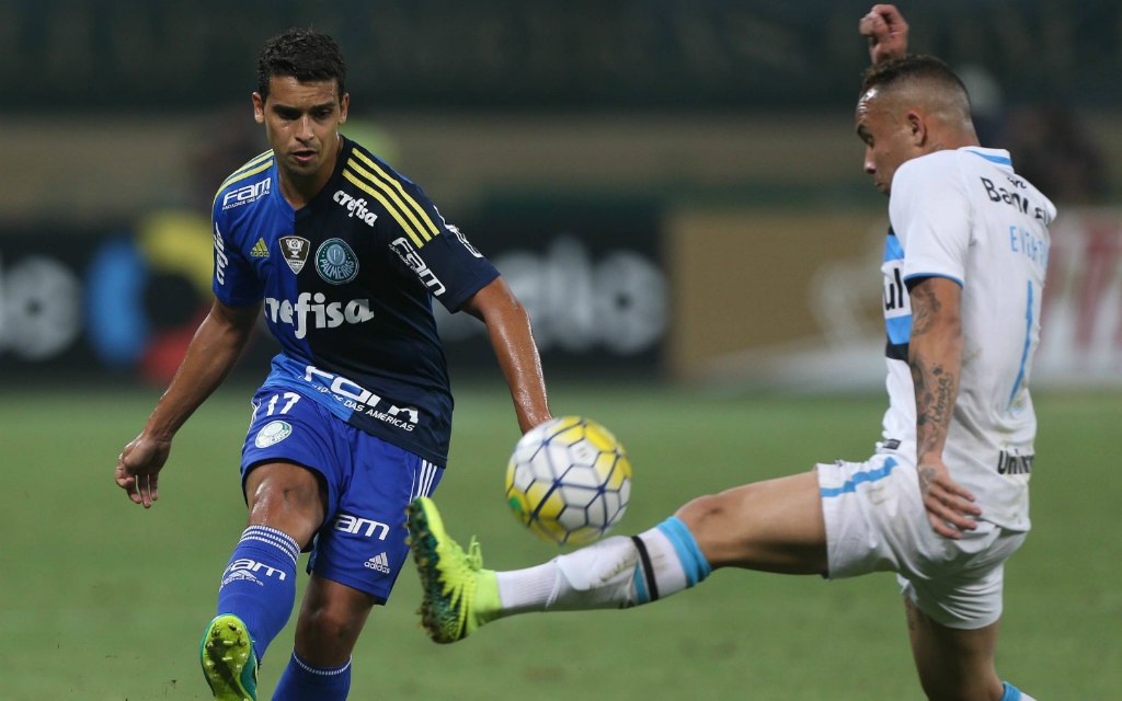 imago/Fotoarena: Wer setzt sich durch im Spitzenspiel? Meister Palmeiras (l.) oder Gremio (r.)?