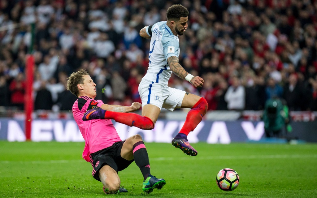 Kyla Walker (re.) im Zweikampf mit Christophe Berra im WM-Quali-Spiel England gegen Schottland in London.