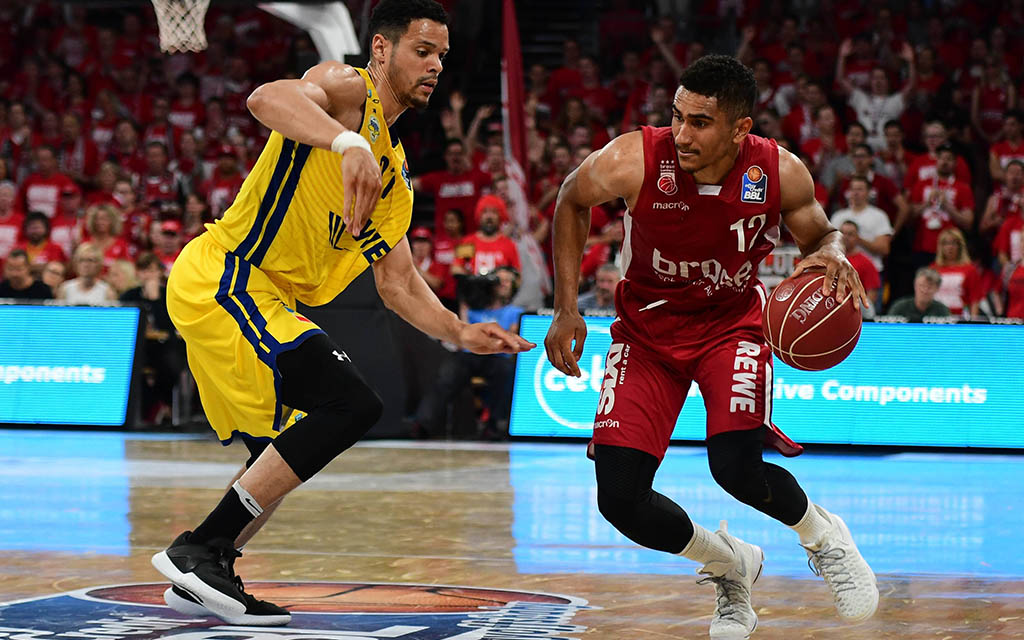 Matchwinner Lo (r.) von Brose Bamberg im Duell mit Oldenburgs Lockhart (l.)