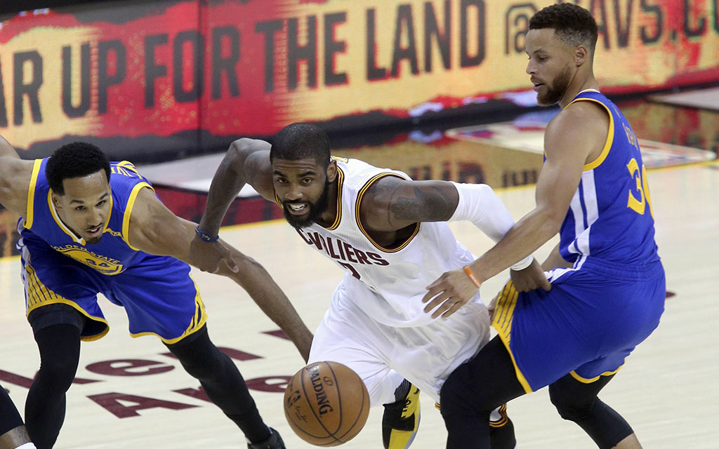 Die Superstars Kyrie Irving (M.) und Steph Curry (r.) im Duell