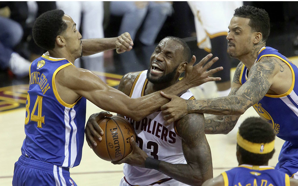 LeBron Jame umringt von der Defense der Warriors