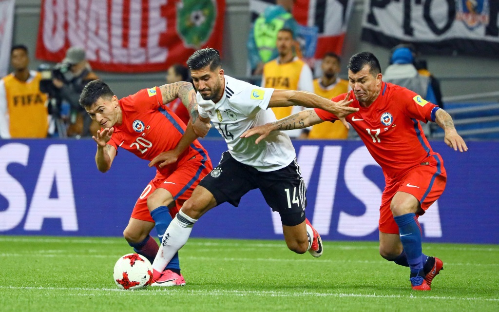 Emre Can behauptet den Ball gegen Charles Aranguiz und Gary Medel.