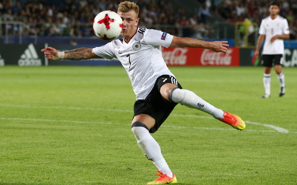 Max Meyer beim Schussversuch bei der U21-Europameisterschaft gegen Italien.