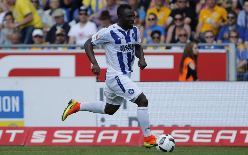 Franck Korn dribbelt mit dem Ball im Testspiel zwischen Eintracht Braunschweig und dem Karlsruher SC.