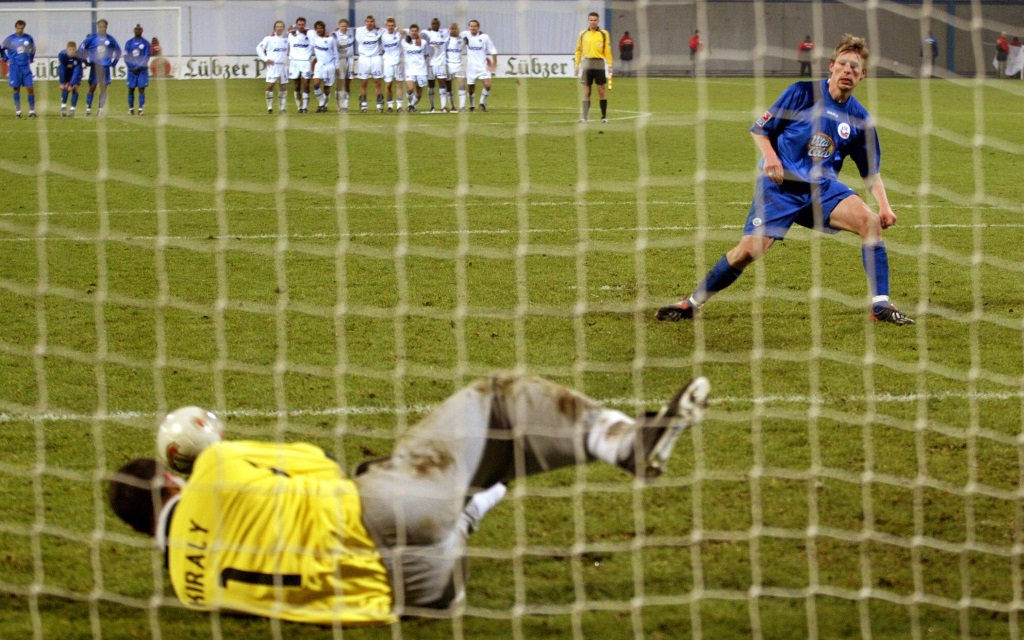 Gabor Kiraly pariert gegen Gernot Plassnegger im Pokal in der Saison 2003/04.