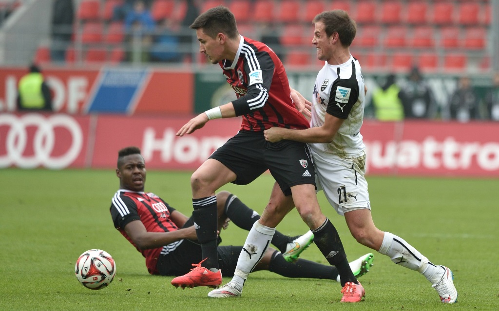 Benjamin Hübner im Zweikampf mit Seyi Olajenbesi im Zweitliga-Spiel FC Ingolstadt - SV Sandhausen in der Saison 2014/15.