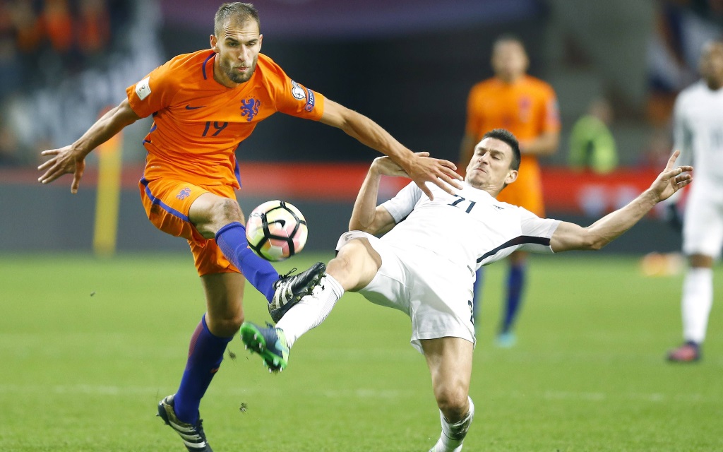 Bas Dost im Zweikampf mit Laurent Koscielny im Quali-Spiel Niederlande - Frankreich.