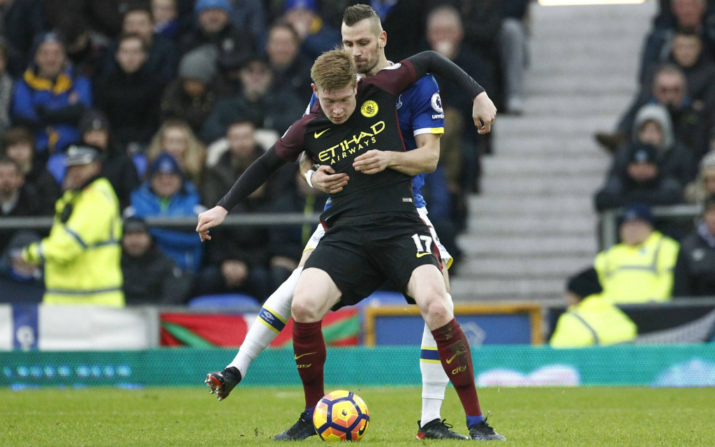 Imago/Action Plus: Schenken sich Morgan Schneiderlin vom FC Everton (hi.) und Kevin De Bruyne (vo.) von Manchester City auch am Montag nichts?