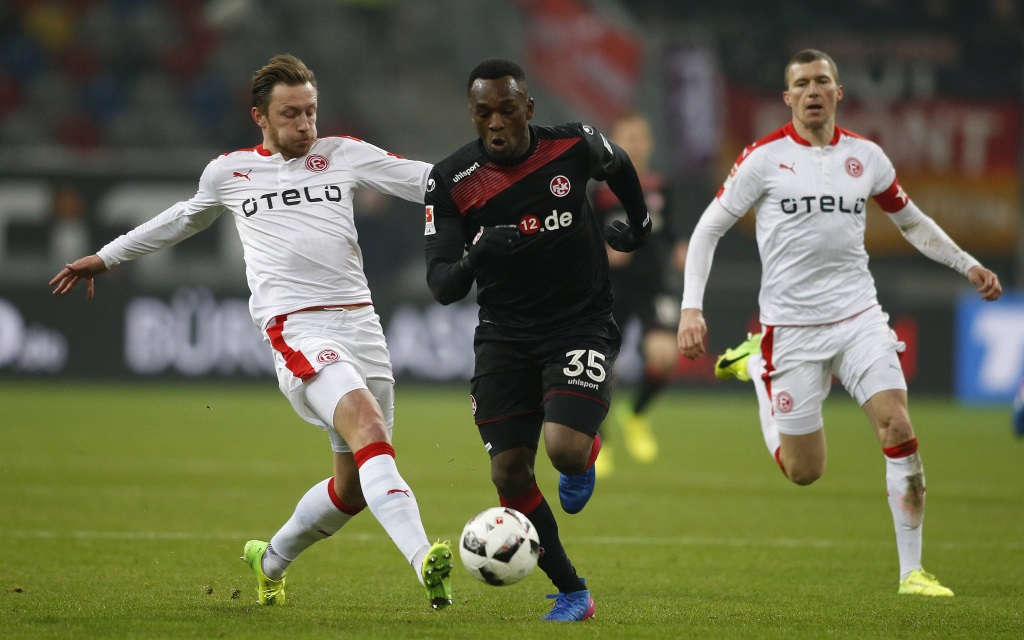 Adam Bodzek im Zweikampf mit Osayamen Osawe im Ligaspiel Fortuna Düsseldorf - 1.FC Kaiserslautern in der Saison 2016/17.