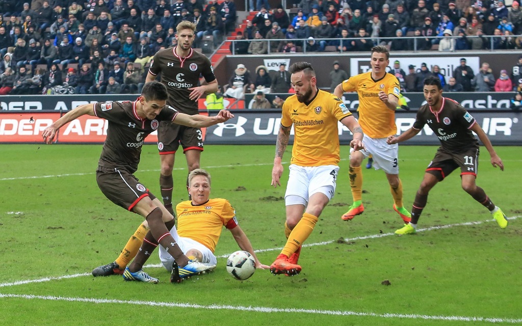 Johannes Flum beim Schussversuch im Spiel FC St. Pauli - Dynamo Dresden in der Saison 2016/17.