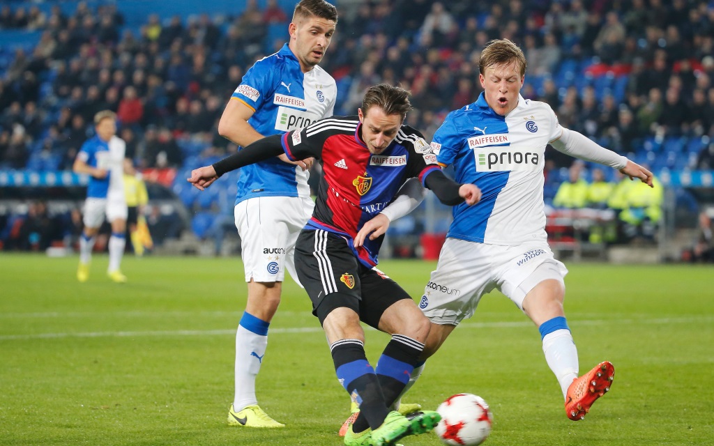 Luca Zuffi beim Torschuss im Spiel FC Basel - Grasshoppers Zürich in der Saison 2016/17.