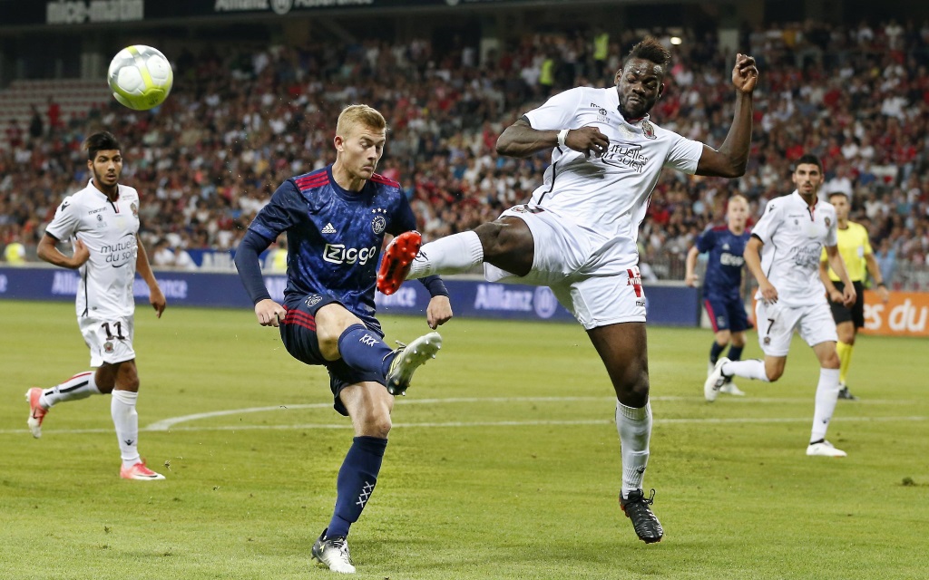 Mario Balotelli spitzelt Matthijs de Ligt den Ball weg im Spiel OGC Nizza - Ajax Amsterdam.