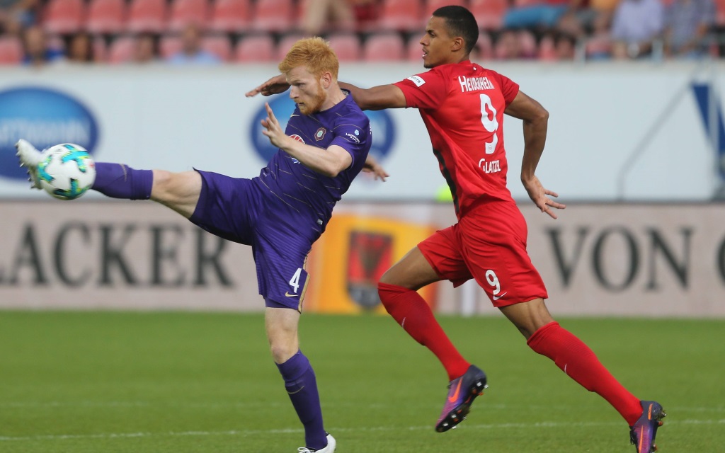 Fabian Kalig klärt den Ball vor Robert Glatzel im Spiel 1.FC Heidenheim - Erzgebirge Aue.