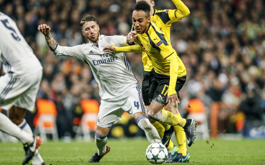 Pierre-Emerick Aubameyang kämpft mit Sergio Ramos um den Ball.