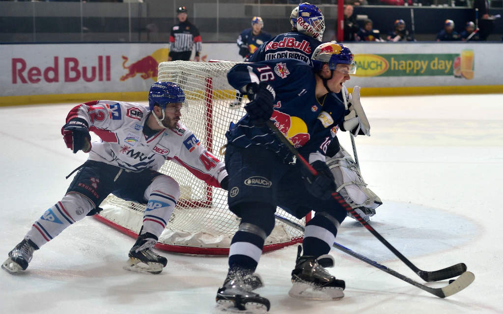 imago/Buthmann | Chad Kolarik (Mannheim) gegen Konrad Abeltshauser (München).