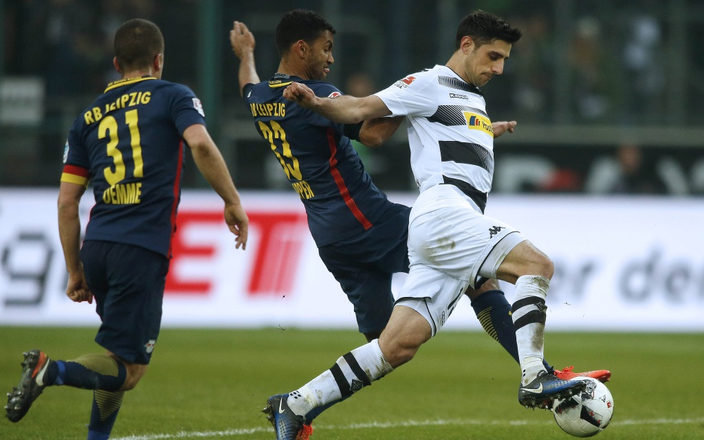 Lars Stindl im Zweikampf mit Marvin Compper im Ligaspiel Borussia Mönchengladbach - RB Leipzig in der Saison 2016/17.