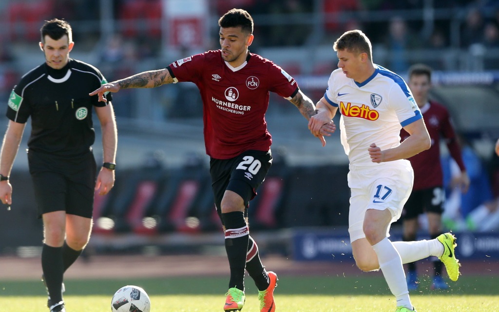 Shawn Parker im Zweikampf mit Pawel Dawidowicz im Spiel 1.FC Nürnberg - VfL Bochum.