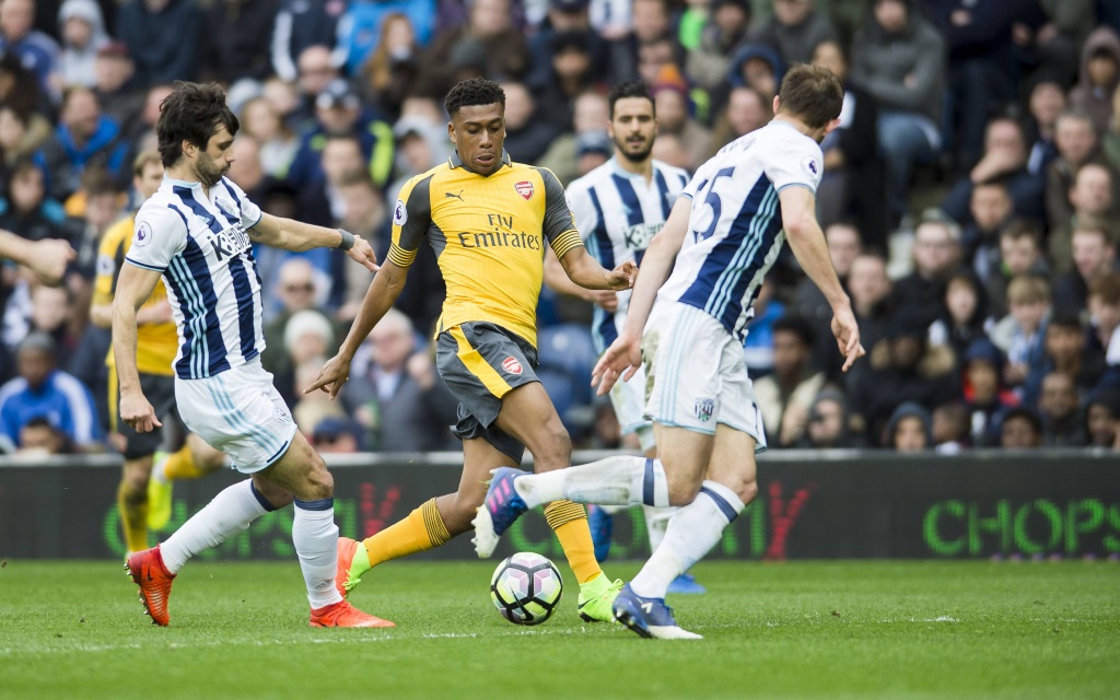 Alex Iwobi im Zweikampf mit zwei West-Brom-Spielern in der Saison 2016/17.