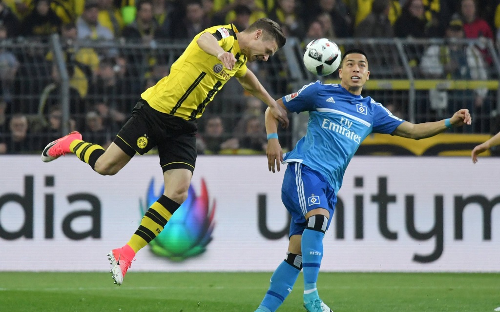 Lukas Piszczek im Zweikampf mit Bobby Wood im Spiel Borussia Dortmund - Hamburger SV in der Saison 2016/17.