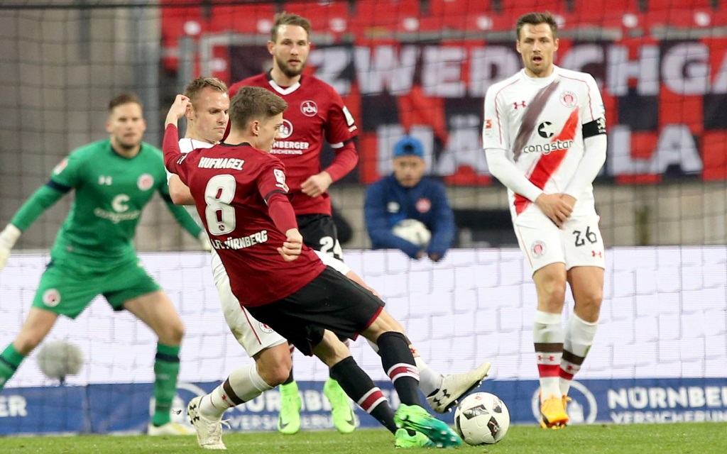 Lucas Hufnagel vom 1.FC Nürnberg beim Torschuss gegen den FC St. Pauli in der Saison 2016/17.