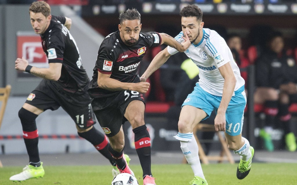 Karim Bellarabi von Bayer Leverkusen im Zweikampf mit Schalkes Nabil Bentaleb in der Saison 2016/17.