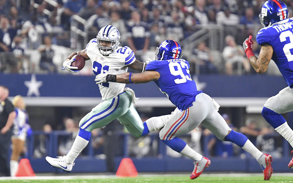 Dallas' Elliott mit dem Ball vorbei an der Giants Defense