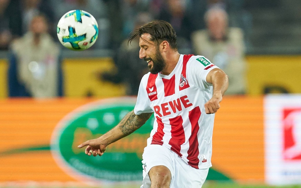 Dominic Maroh beim Kopfball im Spiel gegen Eintracht Frankfurt in der Saison 2017/18.