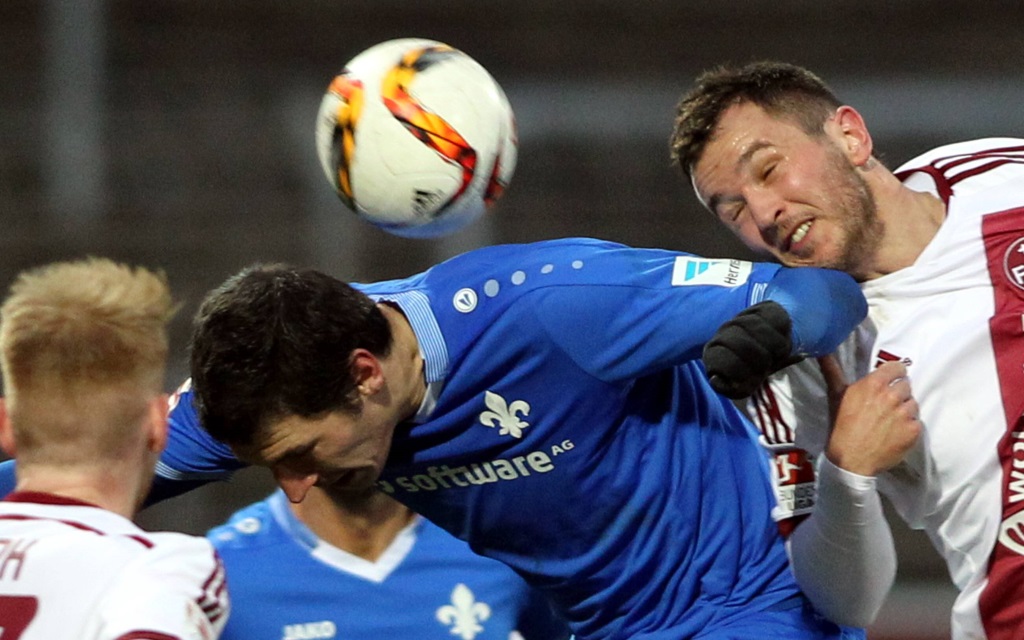 Dominik Stroh-Engel im Kopfballduell mit Even Hovland im Freundschaftsspiel SV Darmstadt - 1.FC Nürnberg.