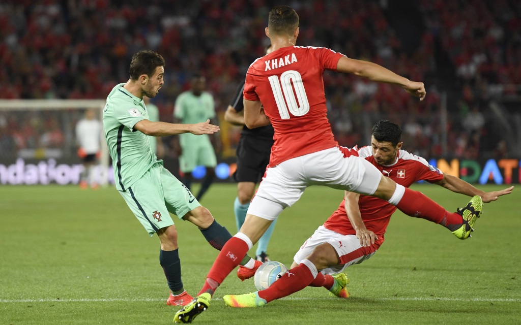 Blerim Dzemaili und Granit Xhaka werfen sich in den Ball beim Quali-Spiel Schweiz-Portugal im September 2016.