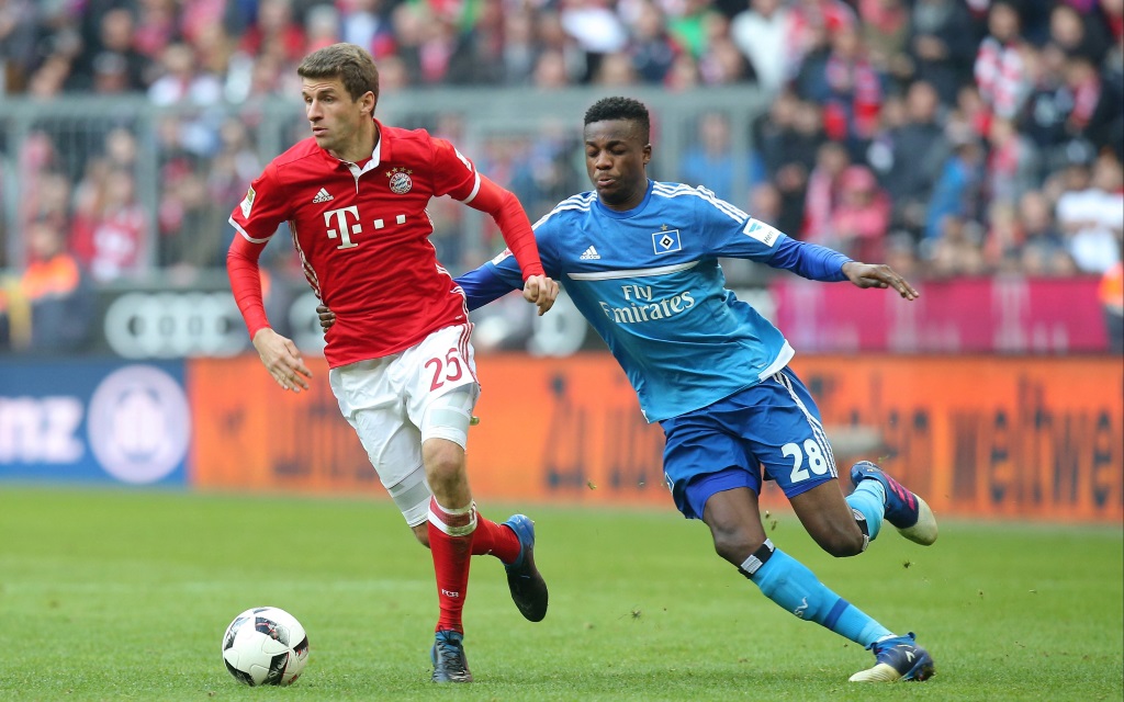 Thomas Müller im Laufduell mit Gideon Jung Saison 2016/17.