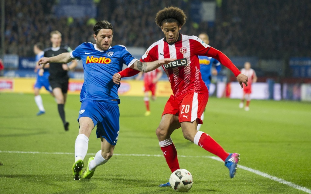 Tim Hoogland attackiert Emmanuel Iyoha im Ligaspiel VfL Bochum - Fortuna Düsseldorf Saison 2016/17.