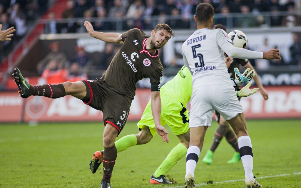 Lasse Sobiech im Zweikampf mit SVS-Keeper Marco Knaller.