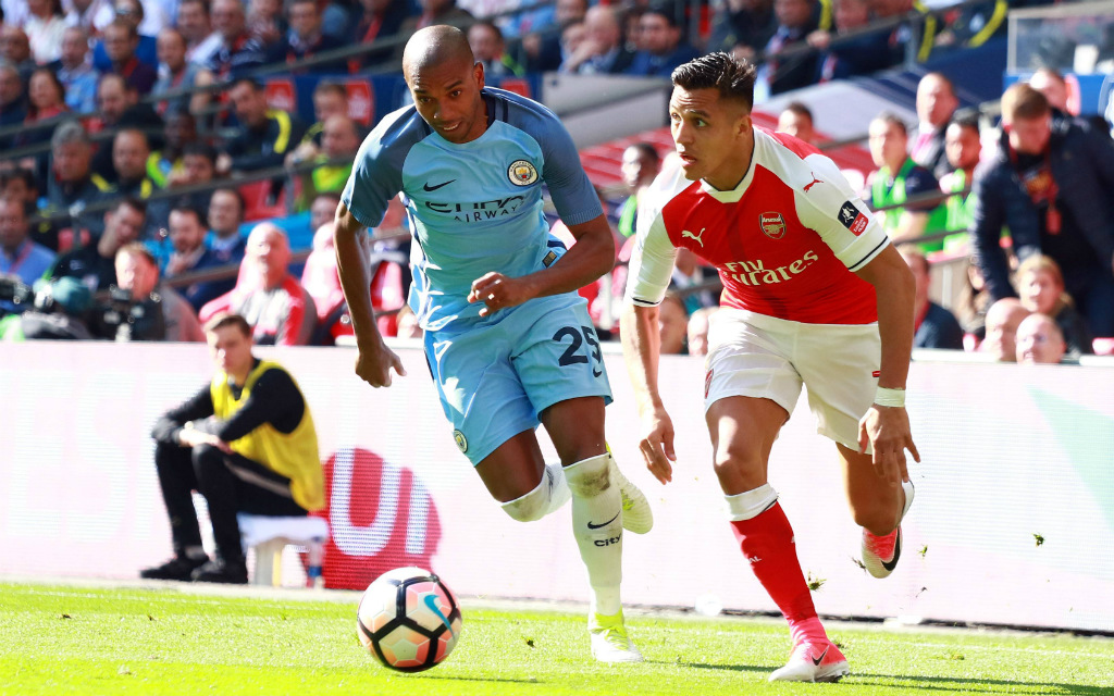 Imago/Paul Marriott: Kann Fernandinhos (l.) Manchester City Alexis Sanchez und den FC Arsenal stoppen?