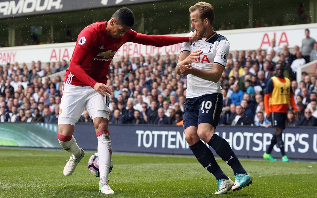 Chris Smalling und Harry Kane im Zweikampf im Ligaspiel Tottenham - Manchester United.