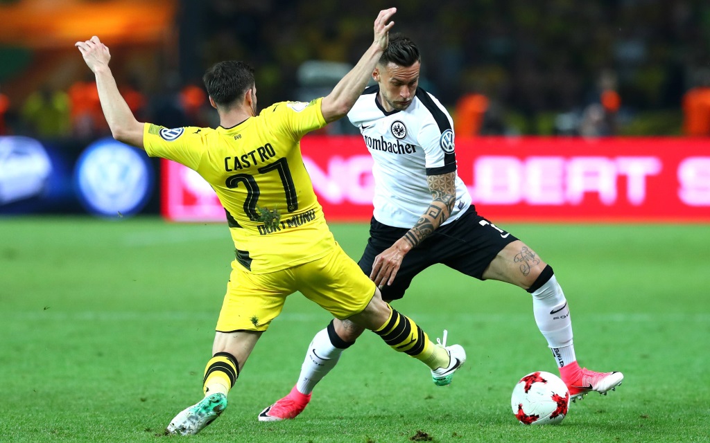 Gonzalo Castro im Zweikampf mit Danny Blum im Pokalfinale 2016/17.