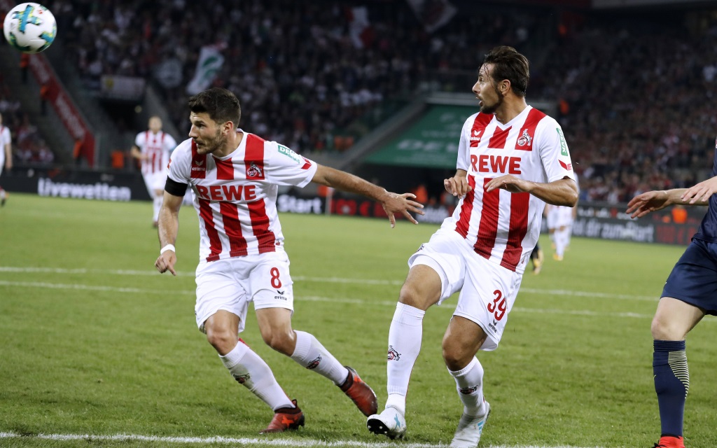 Milos Jojic klärt mit dem Kopf im Spiel 1.FC Köln - RB Leipzig in der Saison 2017/18.