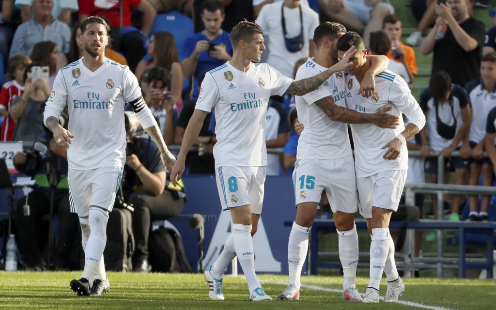 Cristiano Ronaldo wird von seinen Mitspielern nach dem 2:1 gegen Getafe gefeiert.