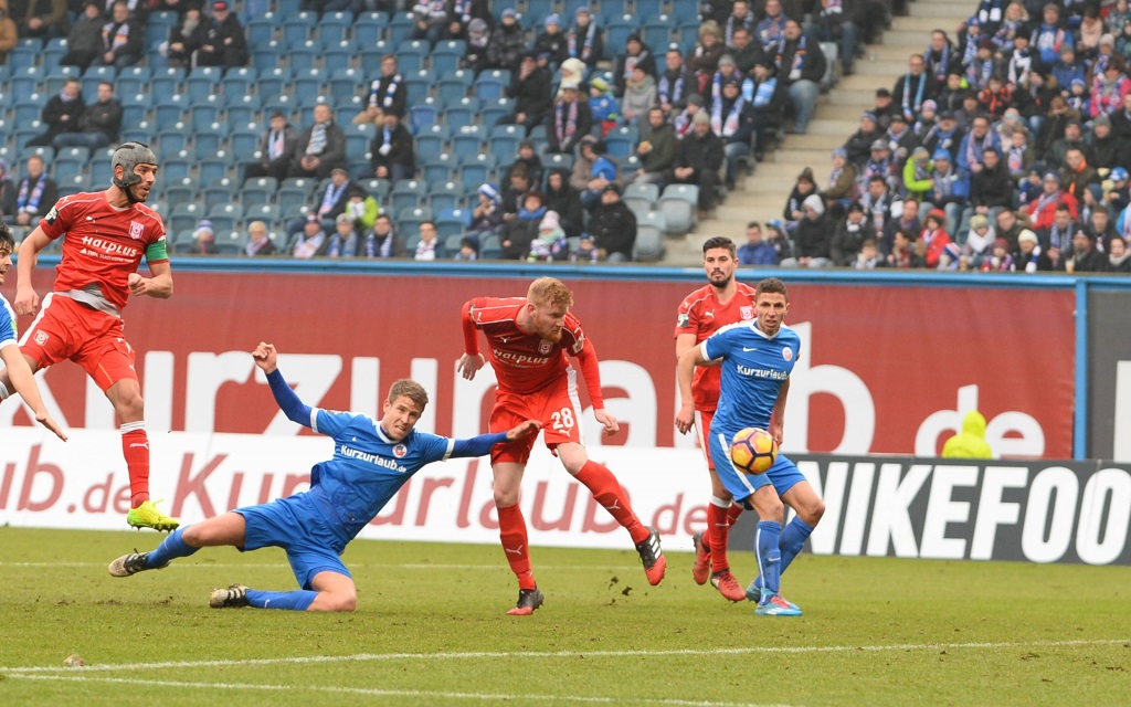 Tommy Grupe im Zweikampf mit Fabian Franke im Spiel Hansa Rostock - Hallescher FC Saison 2016/17.