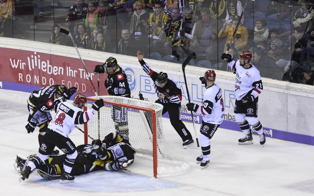 Rudelbildung im DEL-Spiel Krefeld Pinguine - Kölner Haie in der Saison 2017/18.