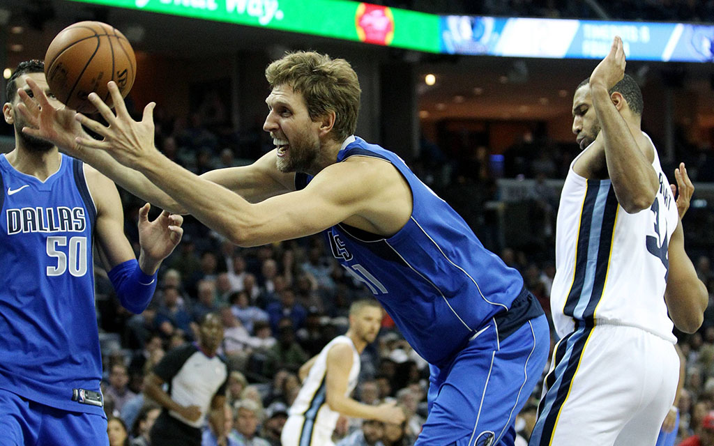 Dallas' Ikone Nowitzki beim Kampf um den Ball mit Memphis' Wright