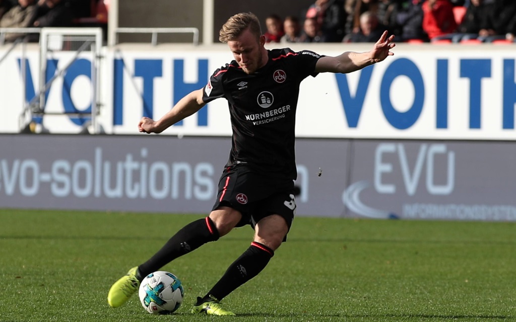 Cedrik Teuchert beim Schussversuch im Spiel 1. FC Heidenheim - 1. FC Nürnberg.