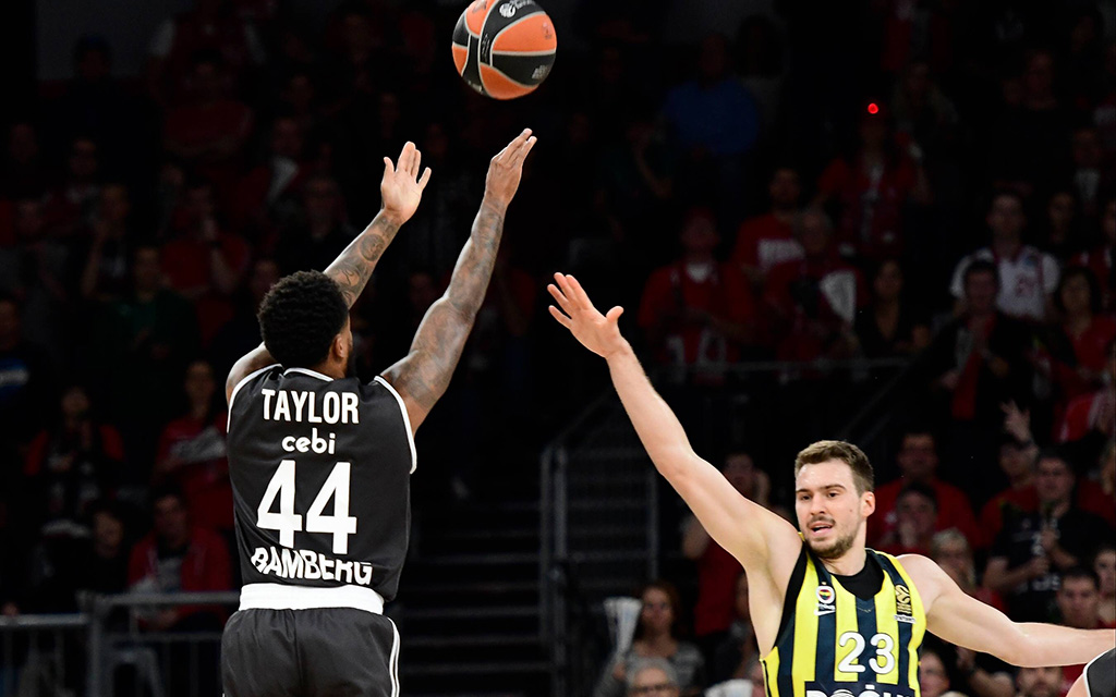 Swingman Taylor mit genug Platz gegen die Defense von Fenerbahce