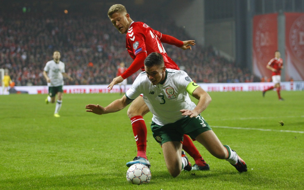 Andreas Cornelius und Ciaran Clark im Playoff-Duell Dänemark - Irland.