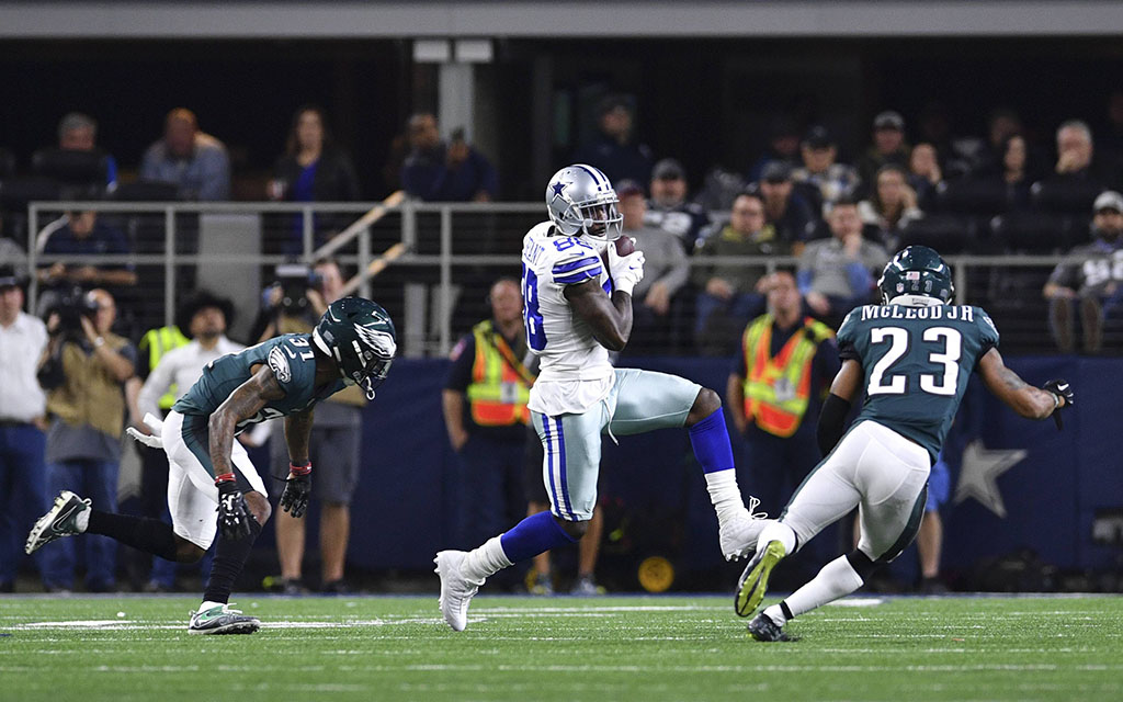 Cowboys Superstar Dez Bryant nach dem Catch gegen die Defense der Philadelphia Eagles