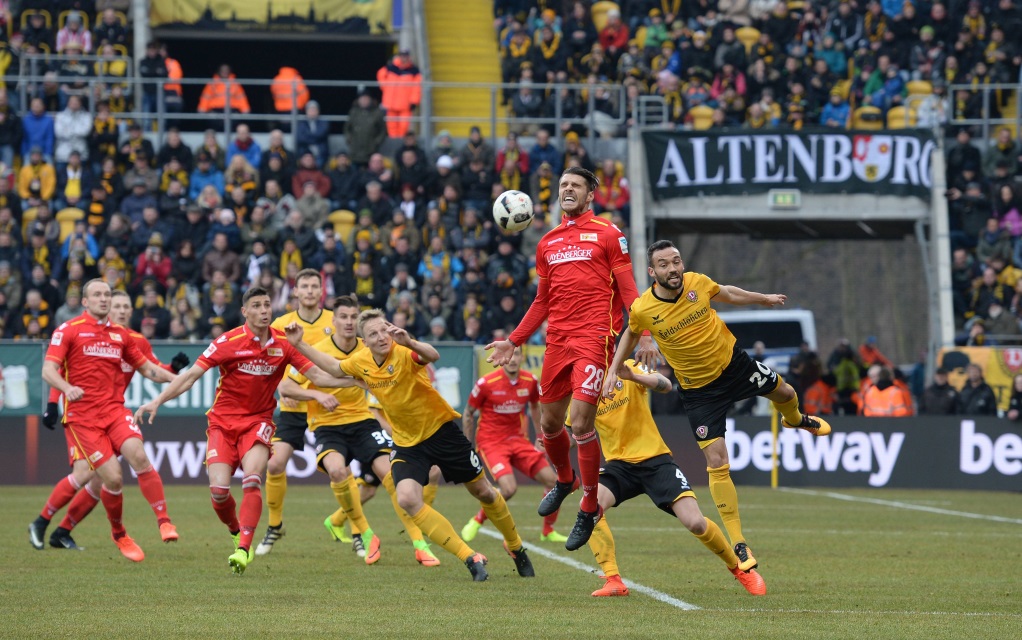 Christopher Trimmel im Kopfballduell mit Fabian Müller im Spiel Dynamo Dresden - Union Berlin.