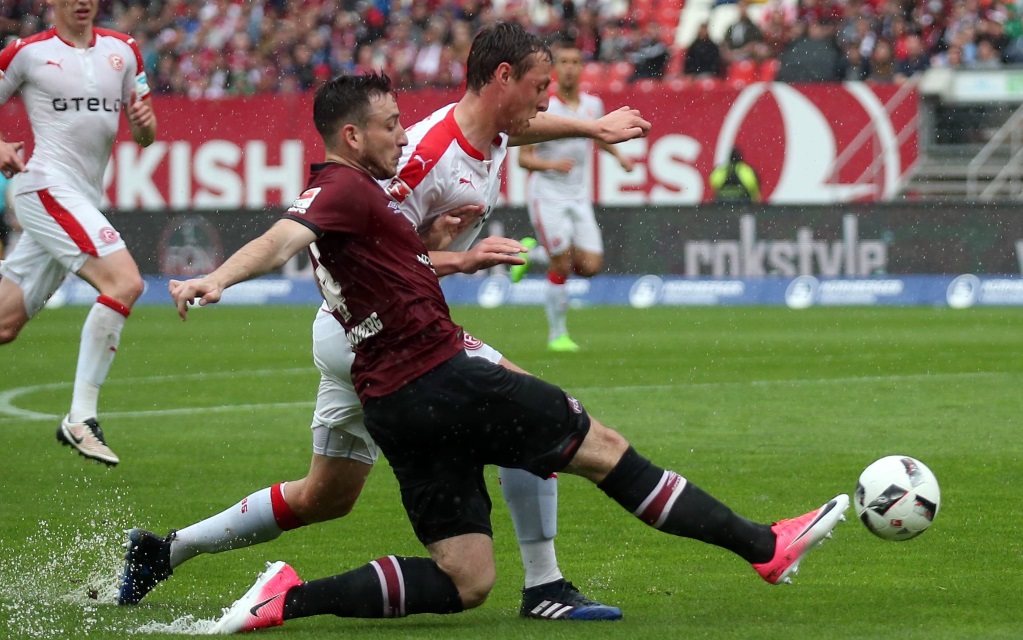 Robin Bormuth im Zweikampf im Spiel 1. FC Nürnberg - Fortuna Düsseldorf.