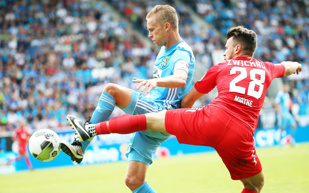 Dennis Grote im Zweikampf mit Nils Miatke im Ligaspiel Chemnitzer FC - FSV Zwickau.