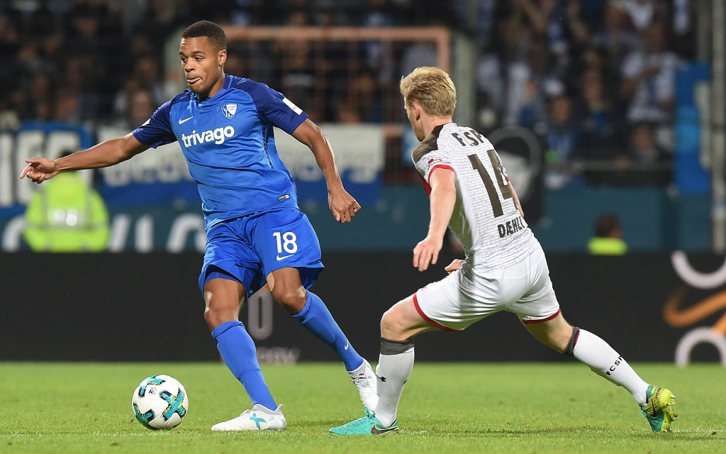 Jan Gyamerah und Mats Möller Daehli im Spiel VfL Bochum - FC St. Pauli.